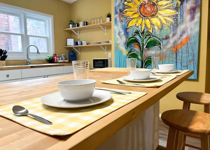 Spacious 2br Sleeps Up To 6 Art Inspired And Affordable *