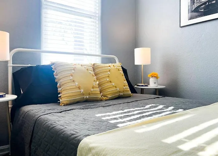 Holiday home Spacious 2br Sleeps Up To 6 Art Inspired And Affordable