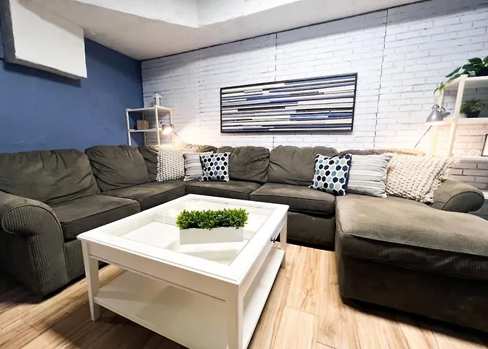 Spacious 2br Sleeps Up To 6 Art Inspired And Affordable Holiday home *